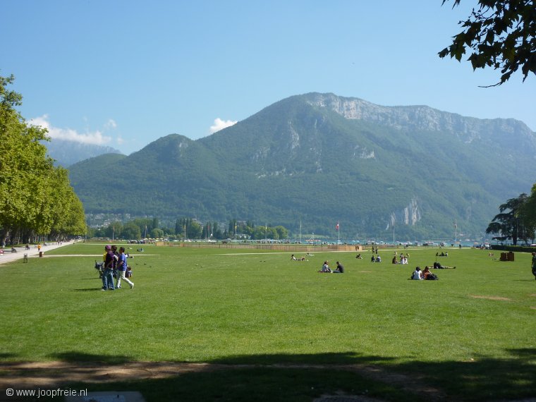 Park aan meer van Annecy